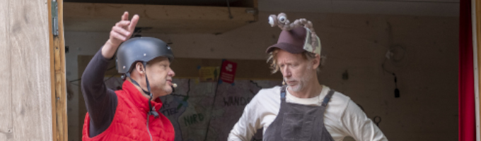 Zwei Schauspieler in Kostüm. Eine Schnecke und ein Marienköfer