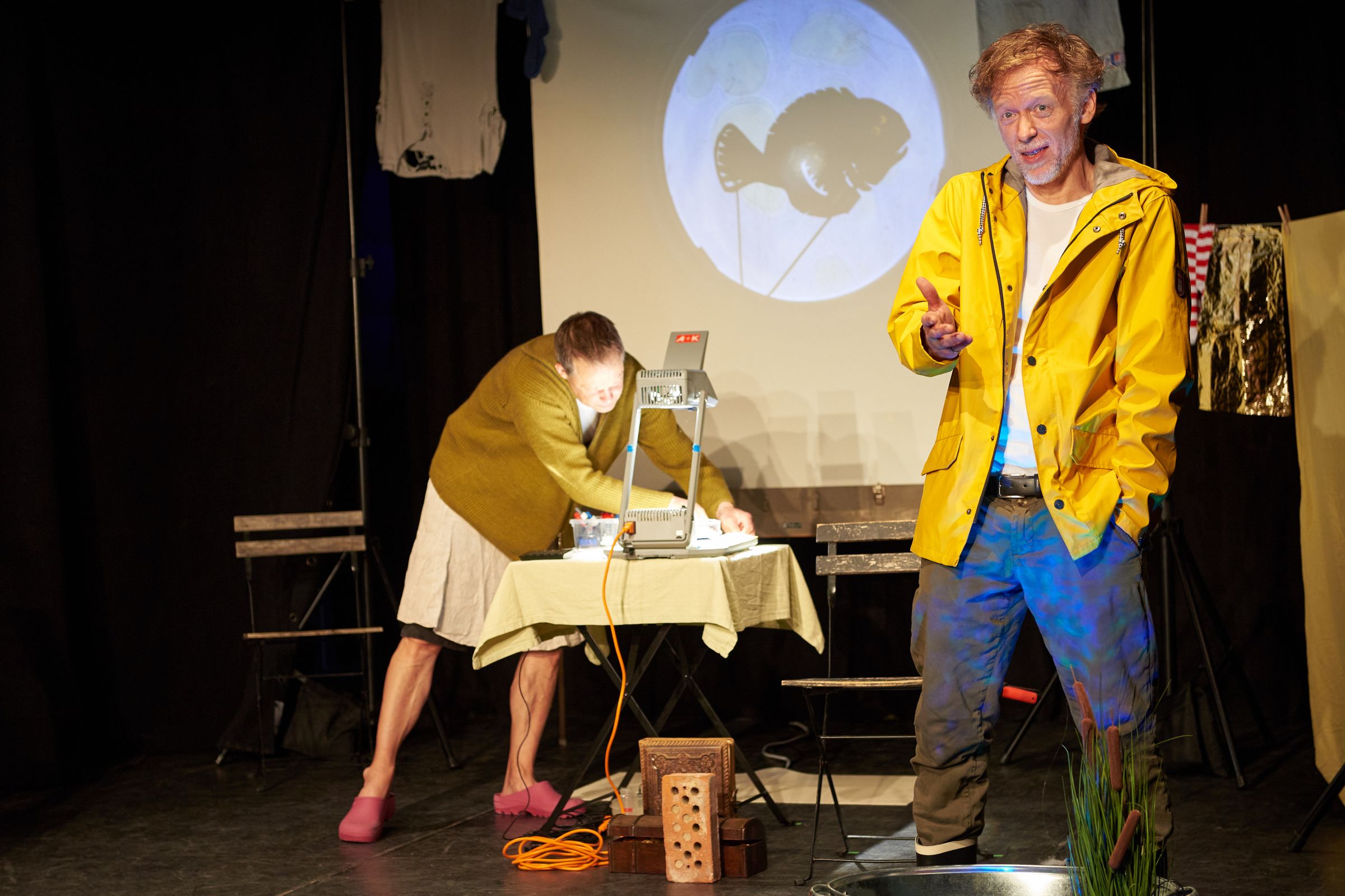 Darsteller mit Dinosaurierkostümen jagen Zuschauerinnen